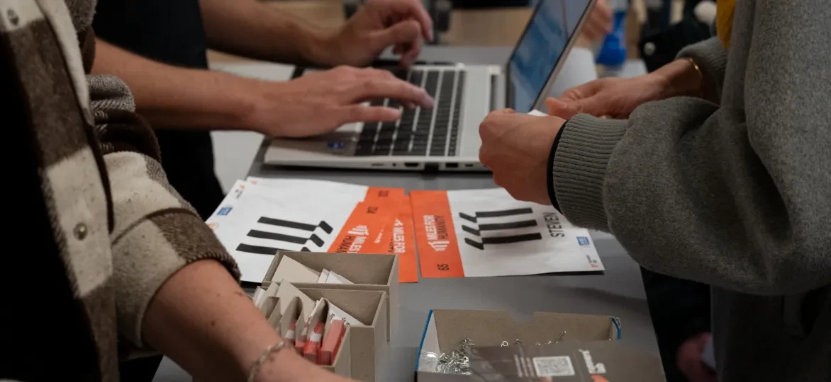 Naarstige handen aan het werk aan de inkom van Miles for Humanity 2024