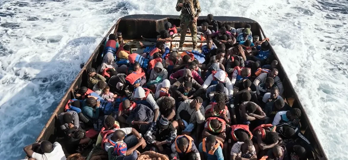 Boot van de Libische kustwacht dat migranten illegaal wegvoerd naar detentiecentra