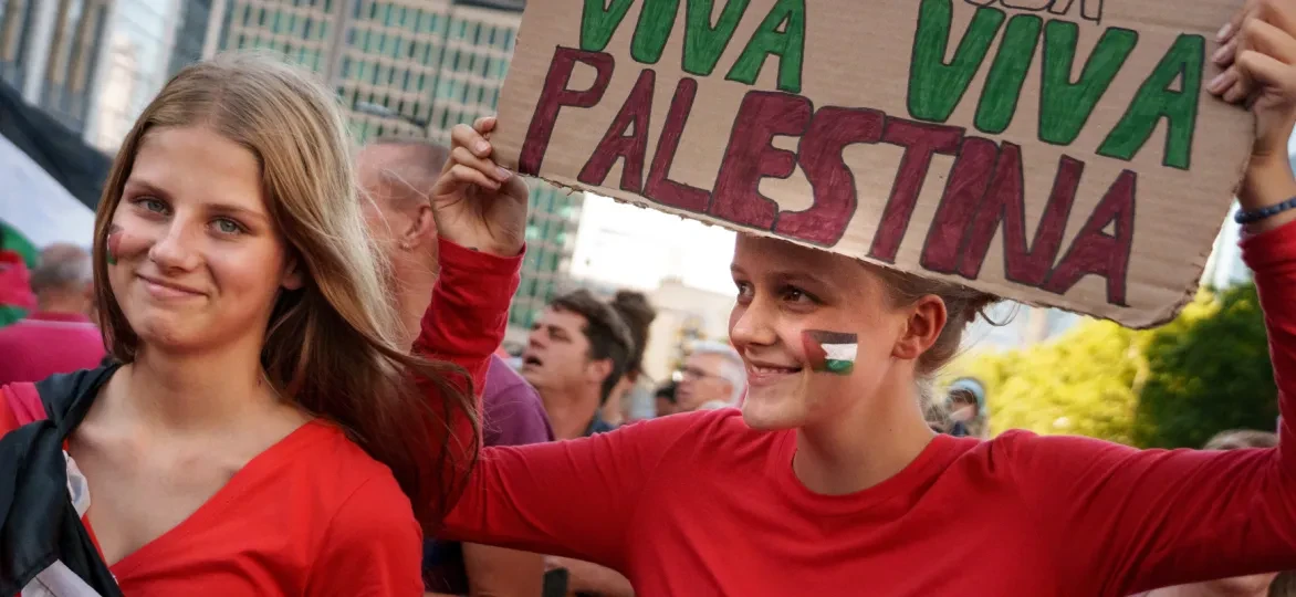 Twee personen tijdens Rode Lijn manifestatie in Brussel - Viva Palestina