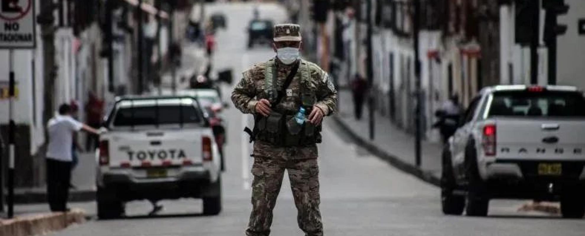 Militairen zien er op toe dat niemand zich op straat begeeft © Edgard Bazán