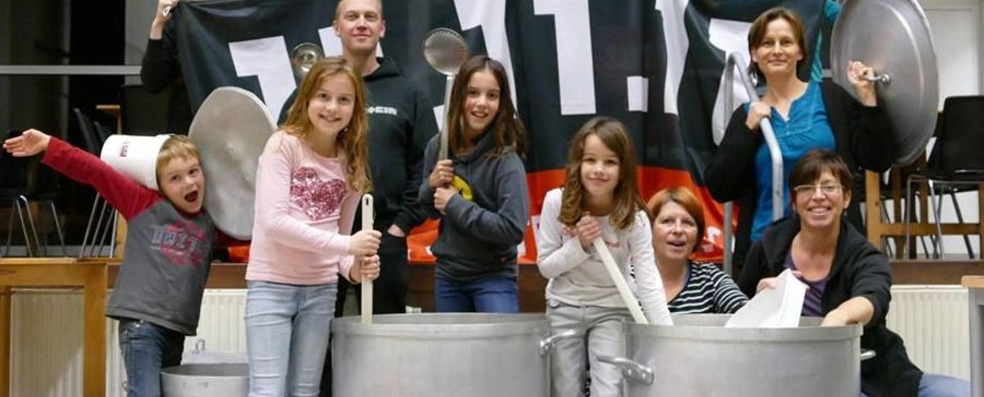 Vrijwilligers in Zingen met extra grote soeppotten, ter voorbereiding van de soepverkoop