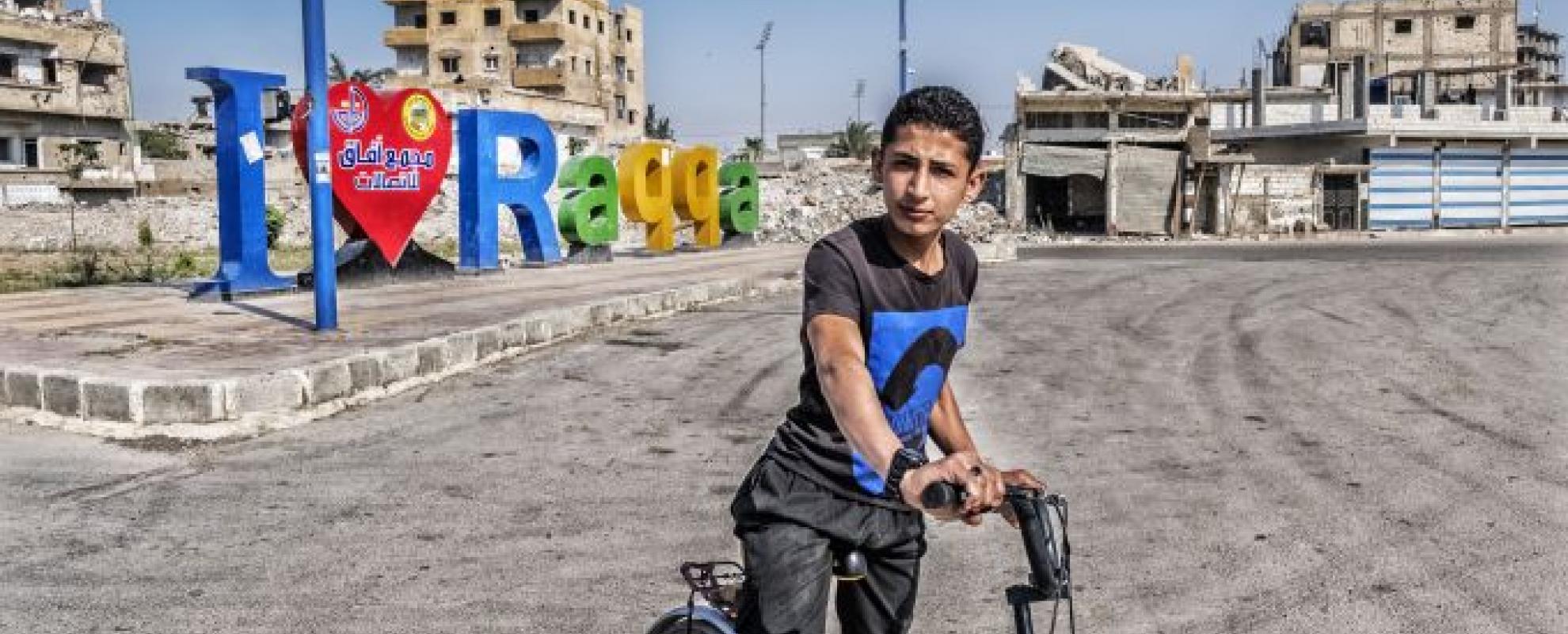 Foto uit fototentoonstelling 11.11.11 - kind in Raqqa door fotograaf Tim Dirven