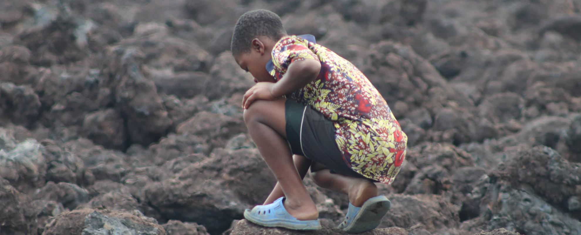 Kind op gestolde lava na vulkaanuitbarsting Nyiragongo - Goma