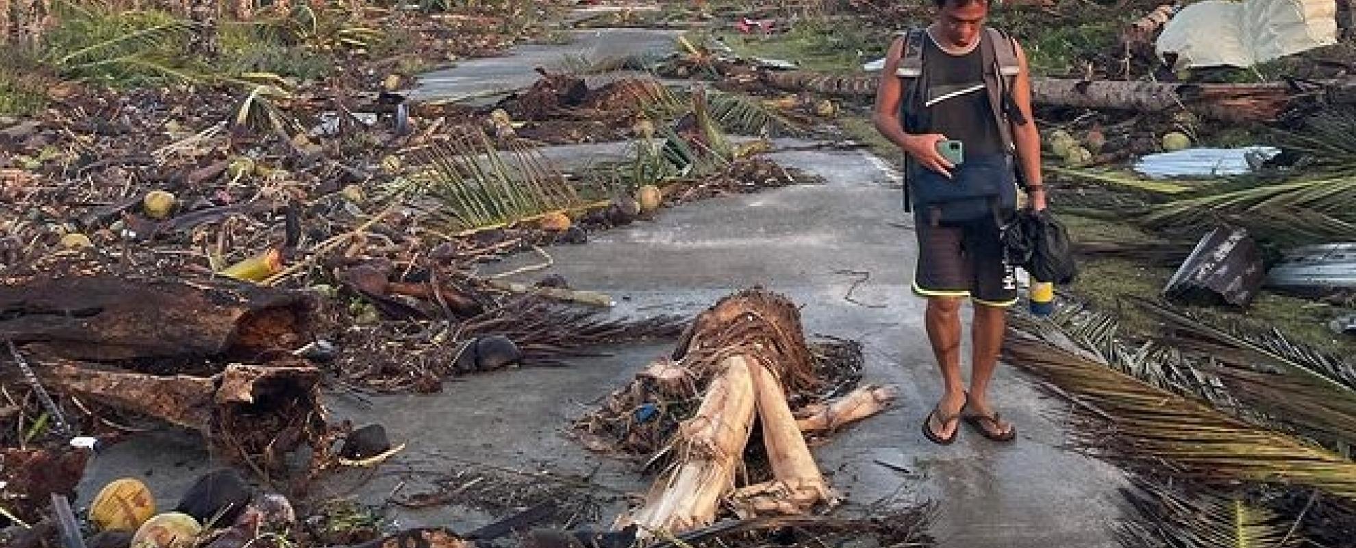Vernielde palmbomen versperren weg in Dapa Town - Siargoa Island