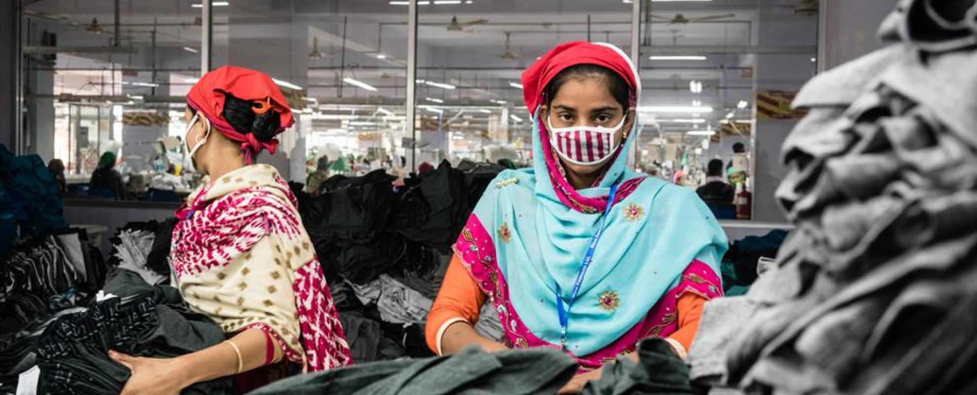 Arbeidsters in een textielfabriek