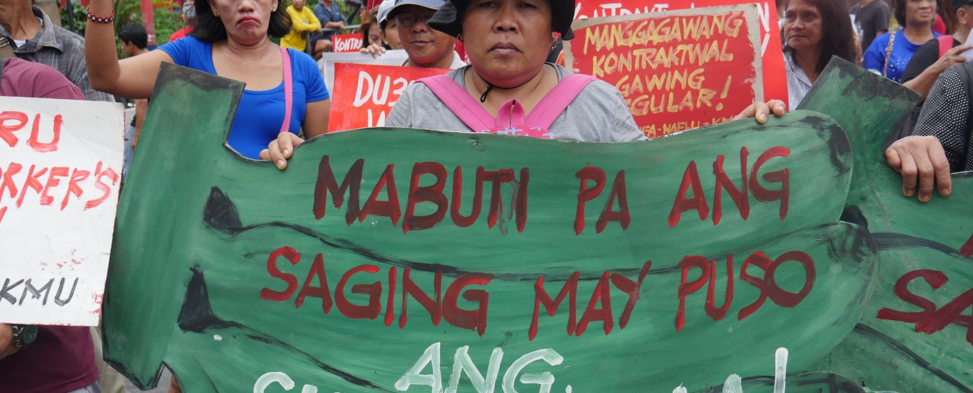 Filipijnse vrouw protesteert tegen Sumifru