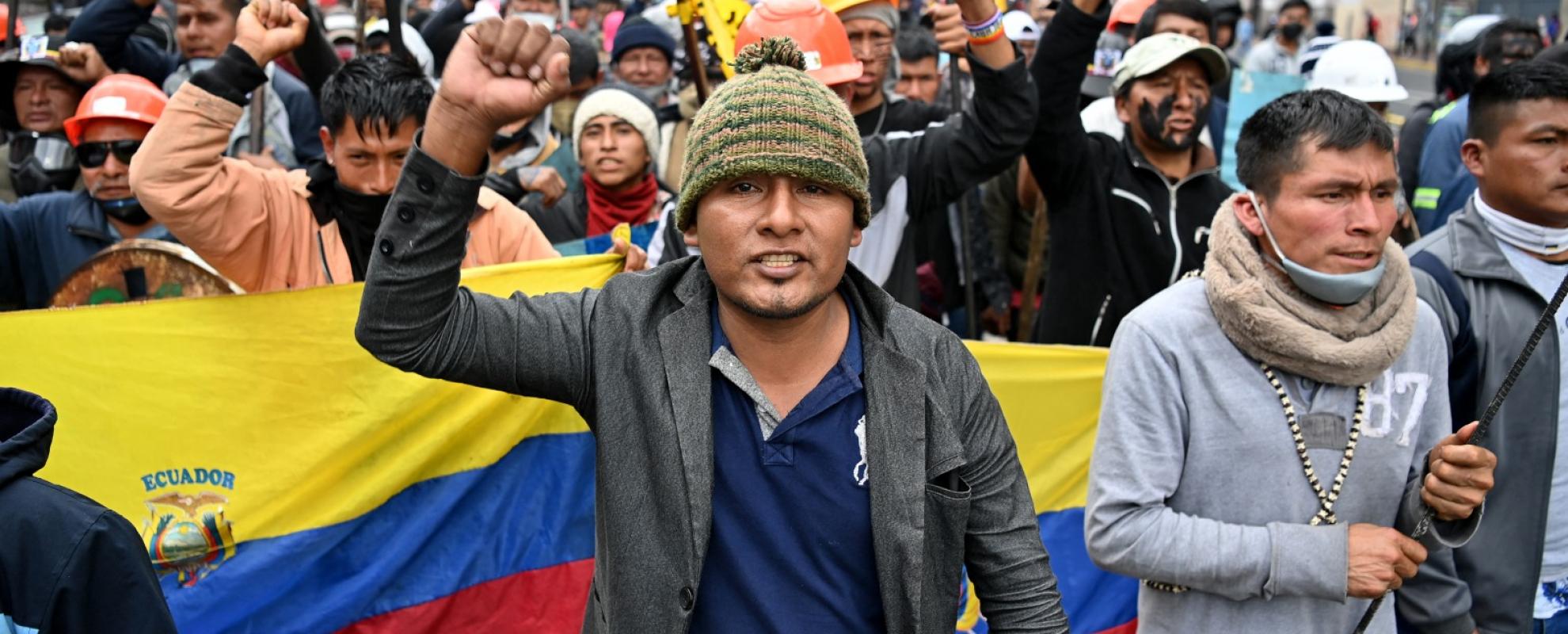 Protesterende mensen in de straten van Ecuador