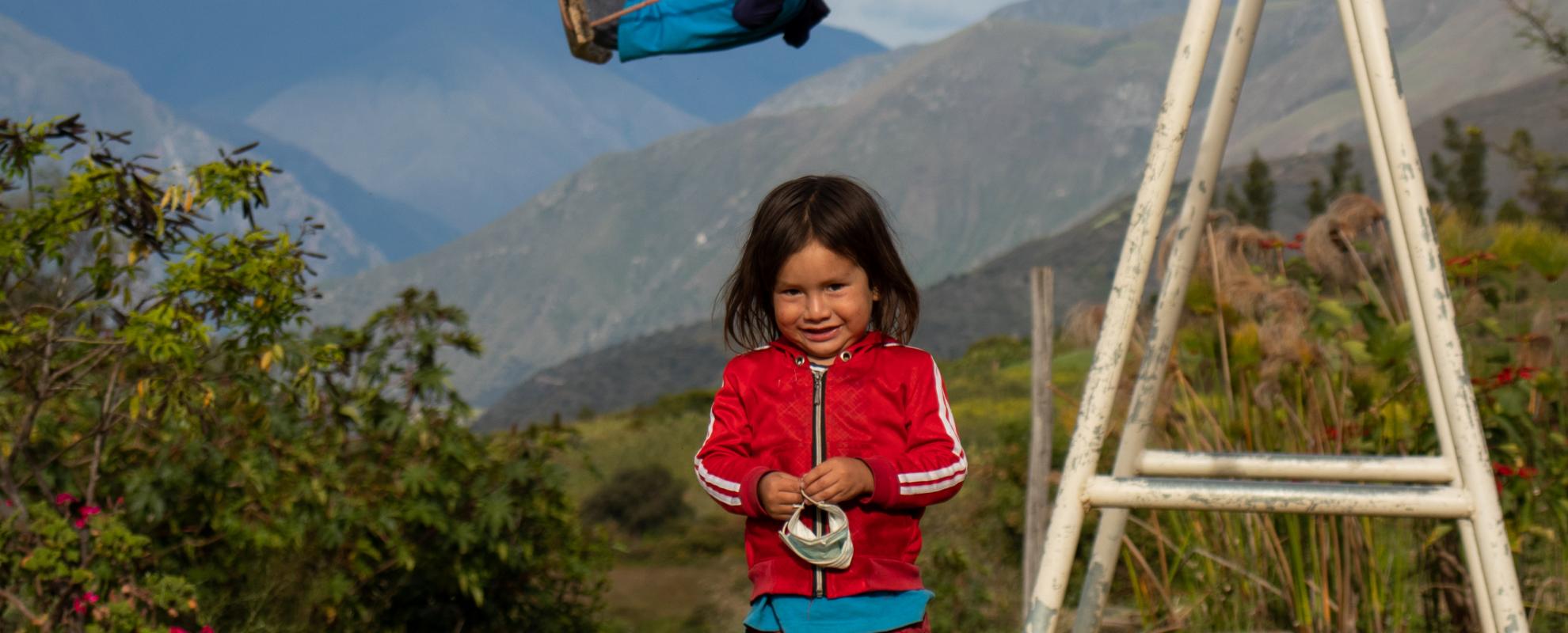 Kinderen schommelen in Peru - Oye Lena