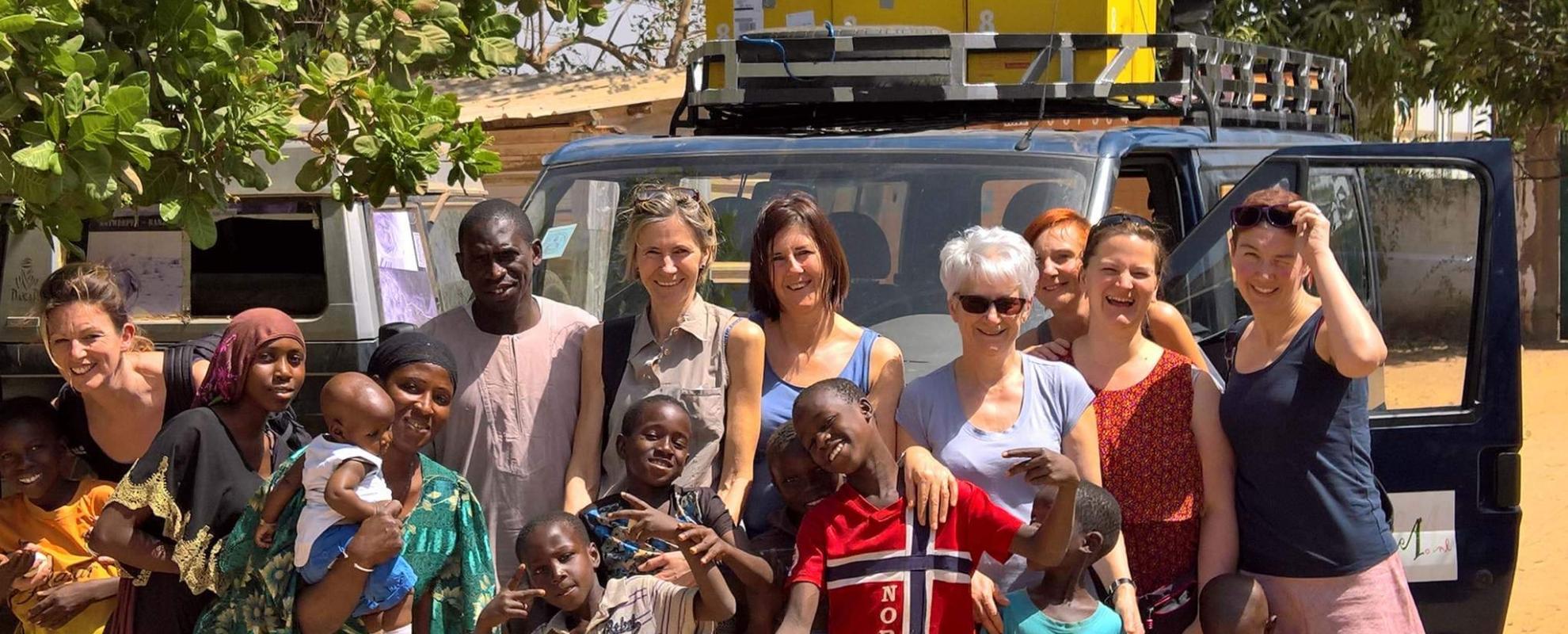 Groepsfoto een hard voor Sifoe in Gambia