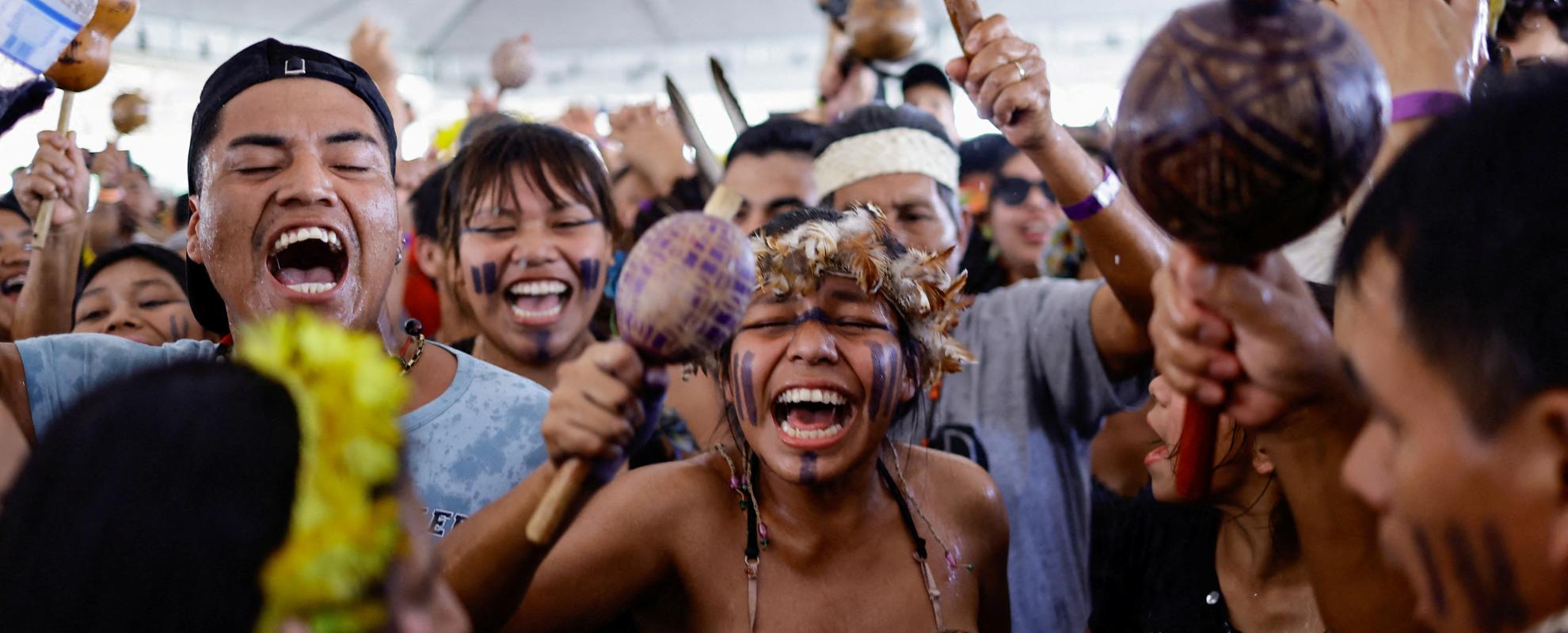 Braziliaanse inheemse gemeenschappen vieren hun overwinning.