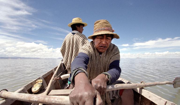 Vissers op het vervuilde Poopó meer in Bolivia