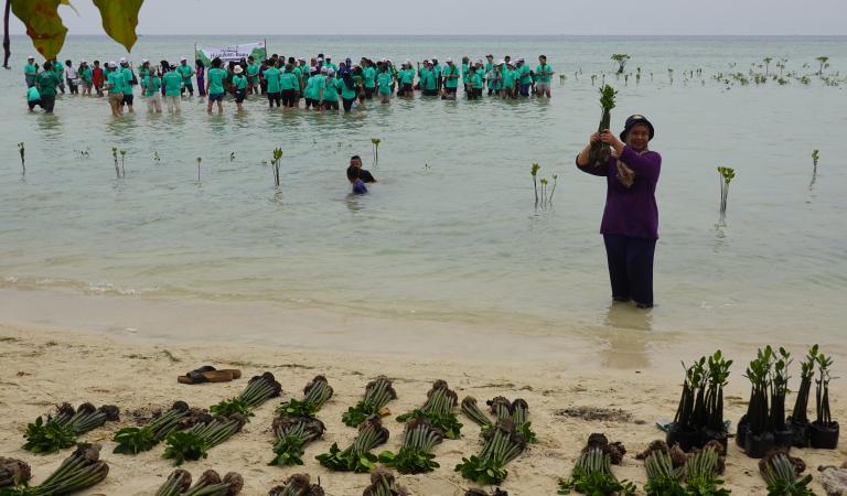 Mensen aan het werk in de oceaan bij Pari Island Indonesië