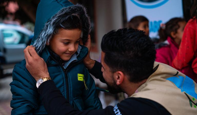 Medewerker van Olive Branch bij jongen