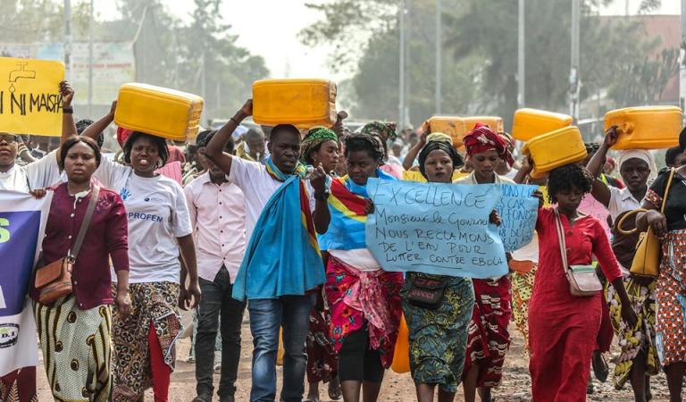 Een optocht voor water in Congo (AIDPROFEN)