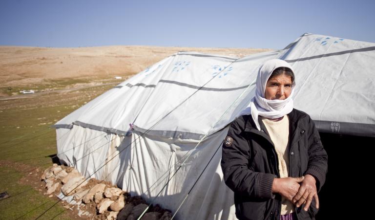 Vrouw bij tent in Syrië