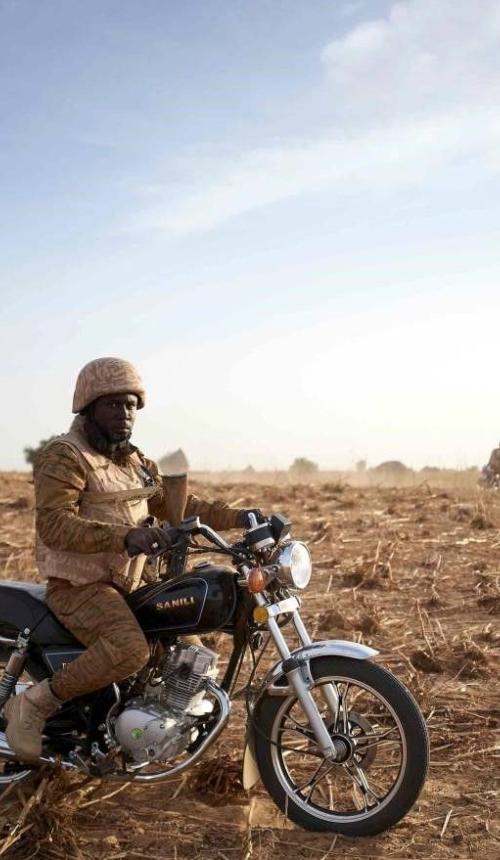 Een soldaat van het Burkinese leger op patrouille in het noorden van Burkina Faso. Jihadistische activiteiten in de regio maken werk bijzonder moeilijk.