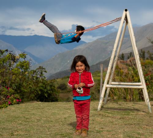 Kinderen schommelen in Peru - Oye Lena