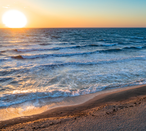 strand met ondergaande zon