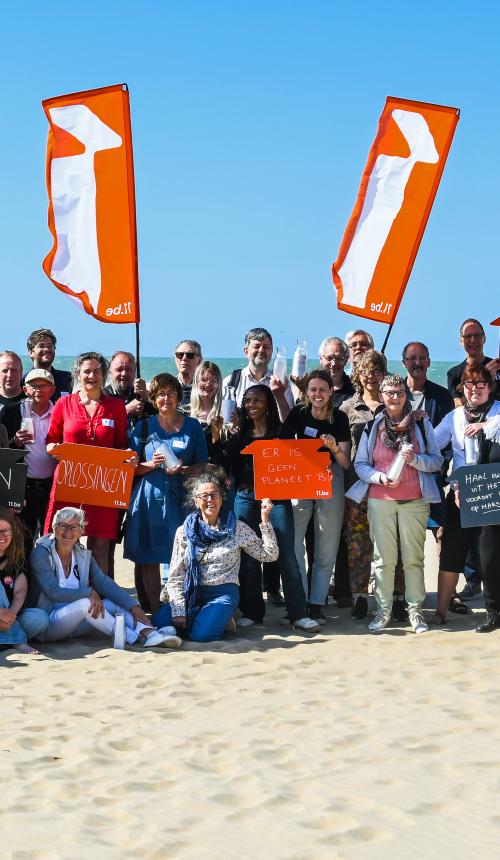 Groepsfoto van alle deelnemers op het strand