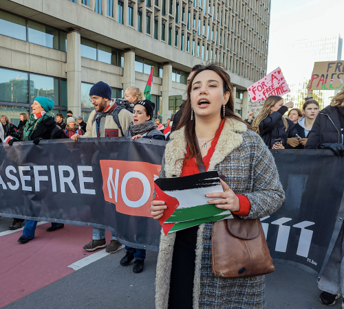 Mensen met banner 'Cease Fire now' tijdens betoging in Brussel