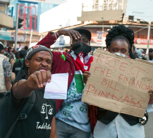 In Kenia protesteren jongeren tegen nieuwe belastingen en de regering.