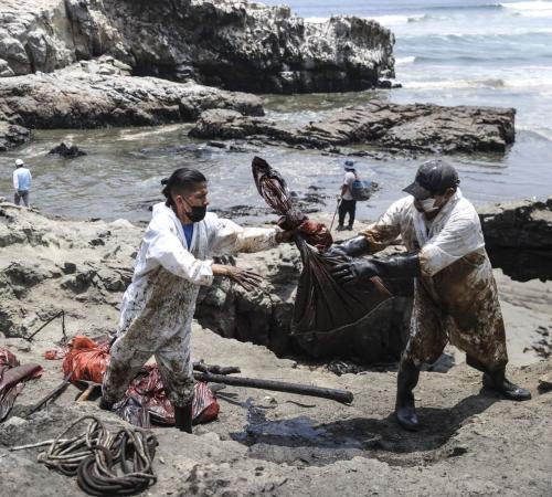 Olievervuiling na groot olielek op zee bij Peru