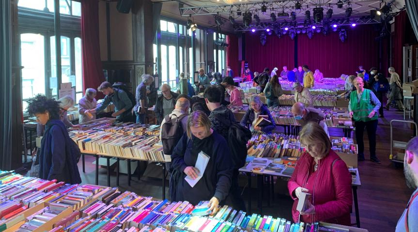 Mensen kiezen hun boek tijdens de boekenverkoop in Gent