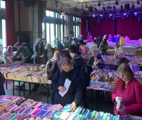 Mensen kiezen hun boek tijdens de boekenverkoop in Gent