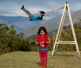 Kinderen schommelen in Peru - Oye Lena