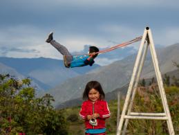 Kinderen schommelen in Peru - Oye Lena