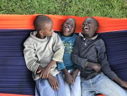 Jongens lachen in de hangmat Sunrise of Life