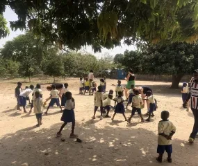 Kinderen spelen buiten in Gambia