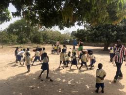 Kinderen spelen buiten in Gambia