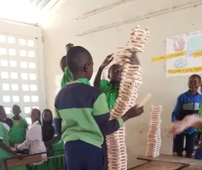 Kinderen spelen op school in Gambia