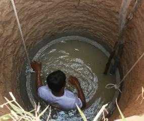 Bouwen van waterput in Cambodja