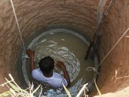 Bouwen van waterput in Cambodja