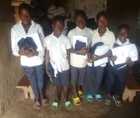 Schoolgeld en uniformen voor weeskinderen