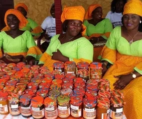 De vrouwen van Sokhna Mai in Nianing (Senegal)