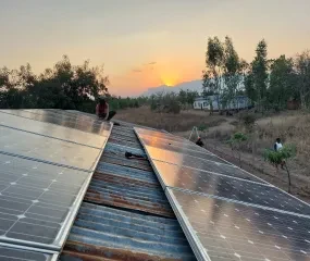 Humasol studenten plaatsen zonnepanelen op school/ proper koken