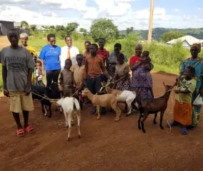 Elk kind krijgt een geit om zelf inkomen te verwerven.