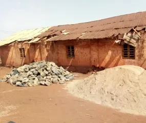 Oude kerkgebouw dat diende als noodlokaal 