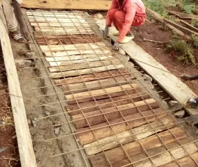 Sluiten van het puttoilet 