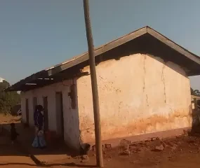 Hoofdgebouw met lerarenkamer, kleuterklasje en 5de leerjaar 