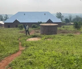 Het consultatiegebouw in oprichting