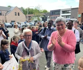Ria Etienne hier naast schepen van Ontwikkelingssamenwerking Elisabeth Joris (DBM) — foto kma - Nieuwsblad