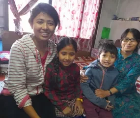 Een alleenstaande mama met drie kinderen... We ondersteunen ze maandelijks in hun basisbehoeften.