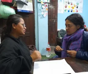 Twee fieldworkers in overleg.