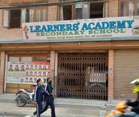 De fieldworkers betalen de schoolgelden van de kinderen rechtstreeks op de school.