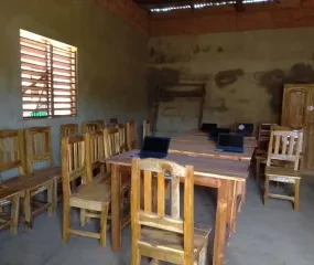 Ontvangst 16 stoelen en 4 tafels