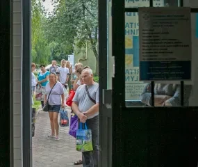 Vluchtelingen in wachtrij voor uitdeling drinkbaar water